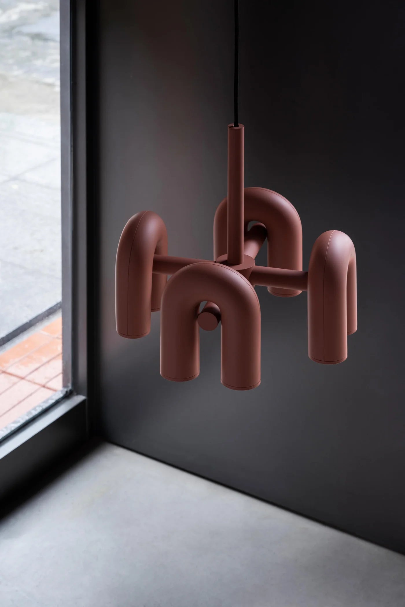 Designerska Lampa Wisząca o Rzeźbiarskiej Formie – Nowoczesne Oświetlenie