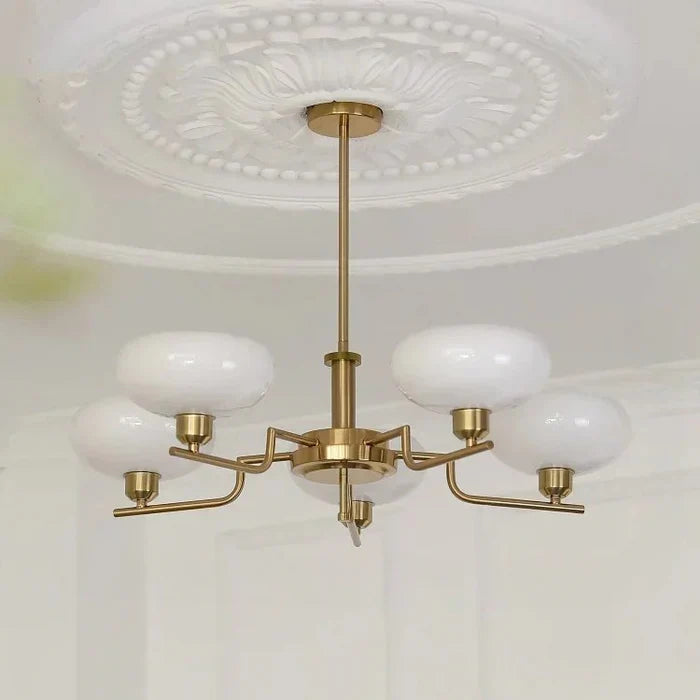 Nowoczesny Żyrandol z Kloszami z Opalowego Szkła – Elegancka Lampa Sufitowa