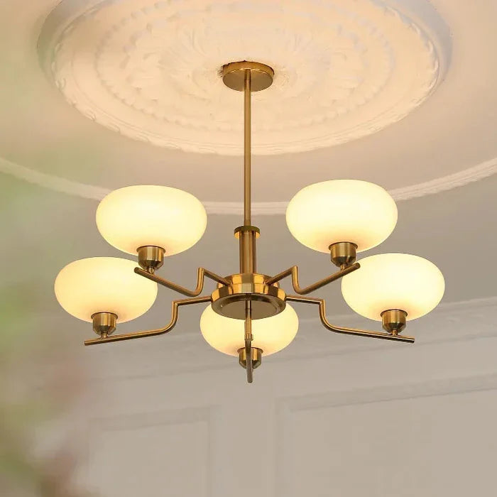 Nowoczesny Żyrandol z Kloszami z Opalowego Szkła – Elegancka Lampa Sufitowa