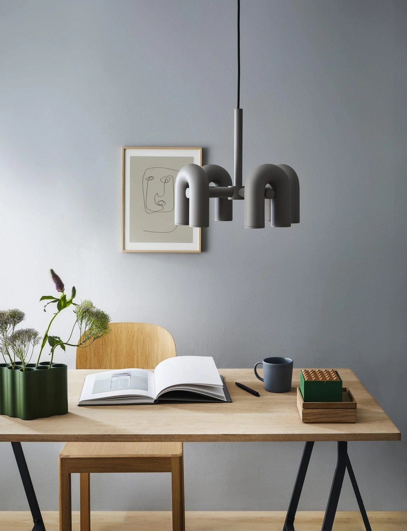 Designerska Lampa Wisząca o Rzeźbiarskiej Formie – Nowoczesne Oświetlenie