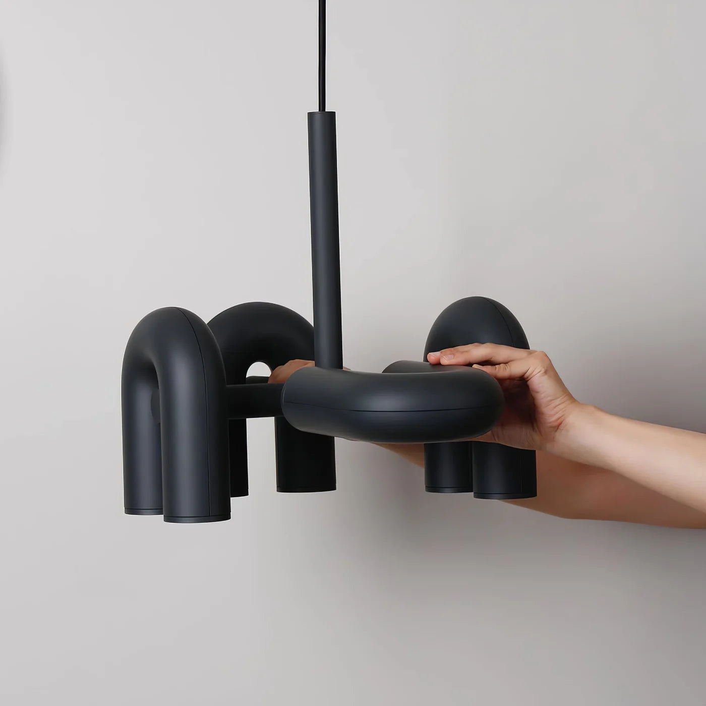 Designerska Lampa Wisząca o Rzeźbiarskiej Formie – Nowoczesne Oświetlenie