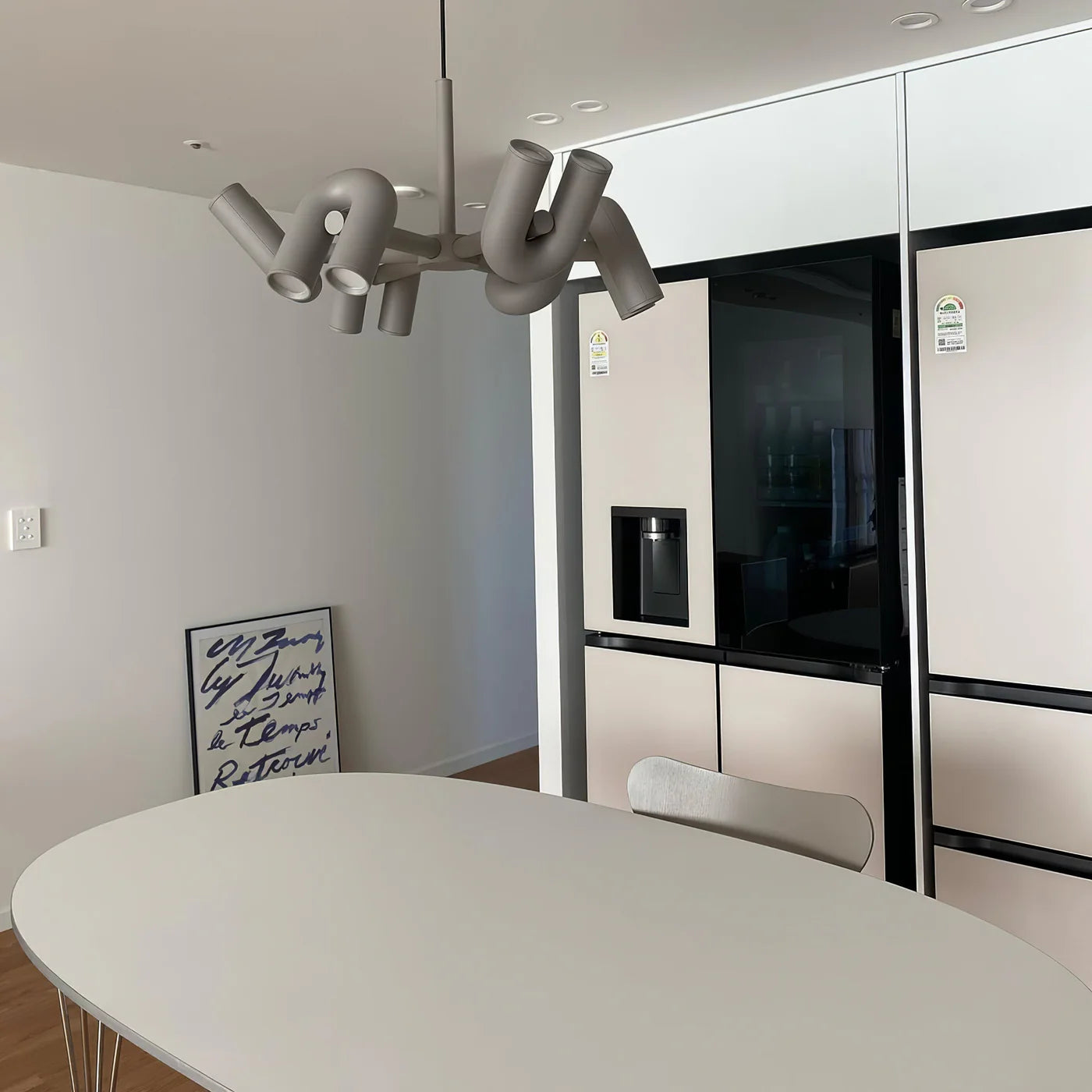 Designerska Lampa Wisząca o Rzeźbiarskiej Formie – Nowoczesne Oświetlenie
