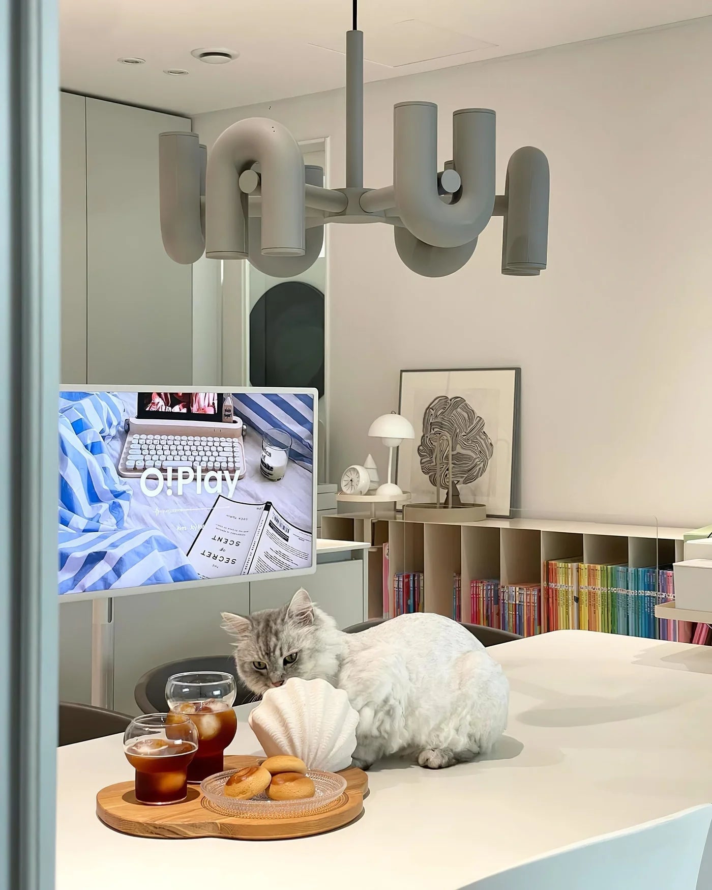 Designerska Lampa Wisząca o Rzeźbiarskiej Formie – Nowoczesne Oświetlenie