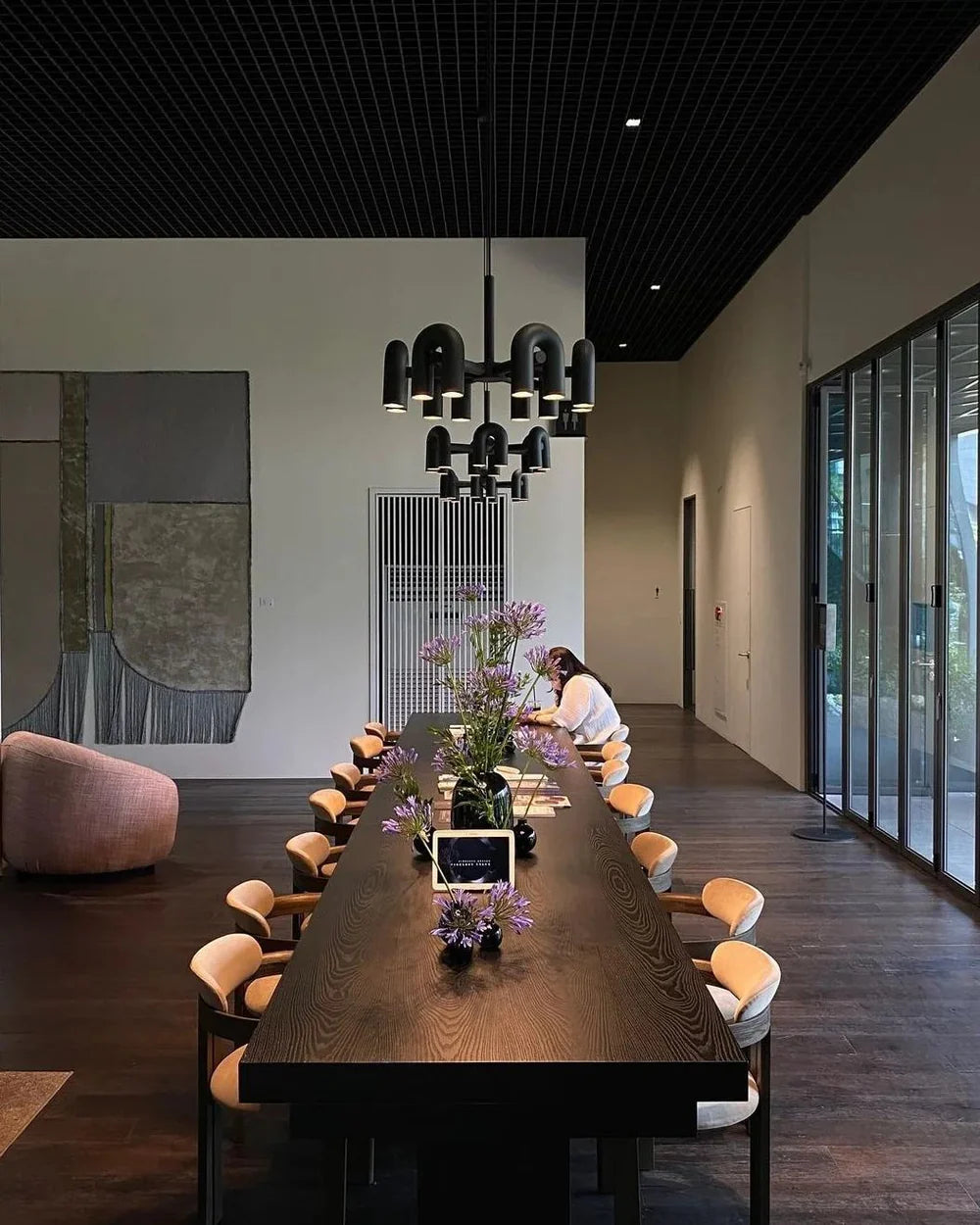 Designerska Lampa Wisząca o Rzeźbiarskiej Formie – Nowoczesne Oświetlenie
