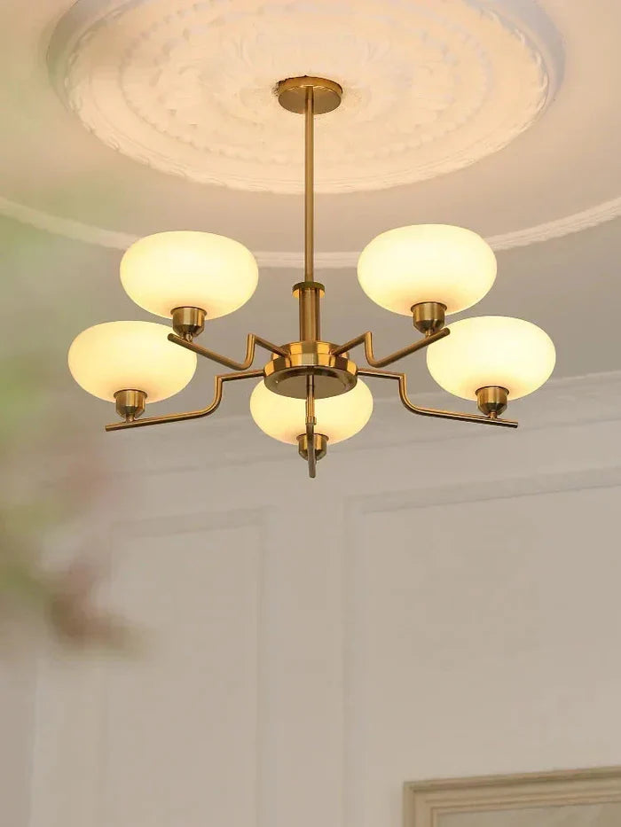 Nowoczesny Żyrandol z Kloszami z Opalowego Szkła – Elegancka Lampa Sufitowa