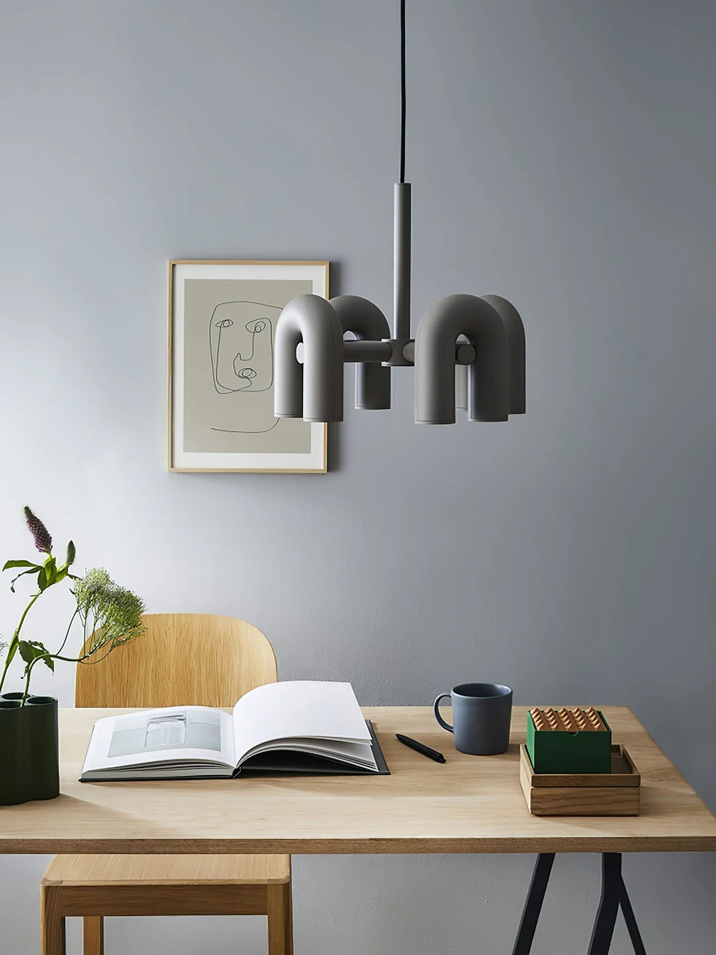 Designerska Lampa Wisząca o Rzeźbiarskiej Formie – Nowoczesne Oświetlenie