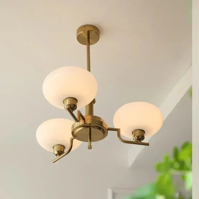 Nowoczesny Żyrandol z Kloszami z Opalowego Szkła – Elegancka Lampa Sufitowa