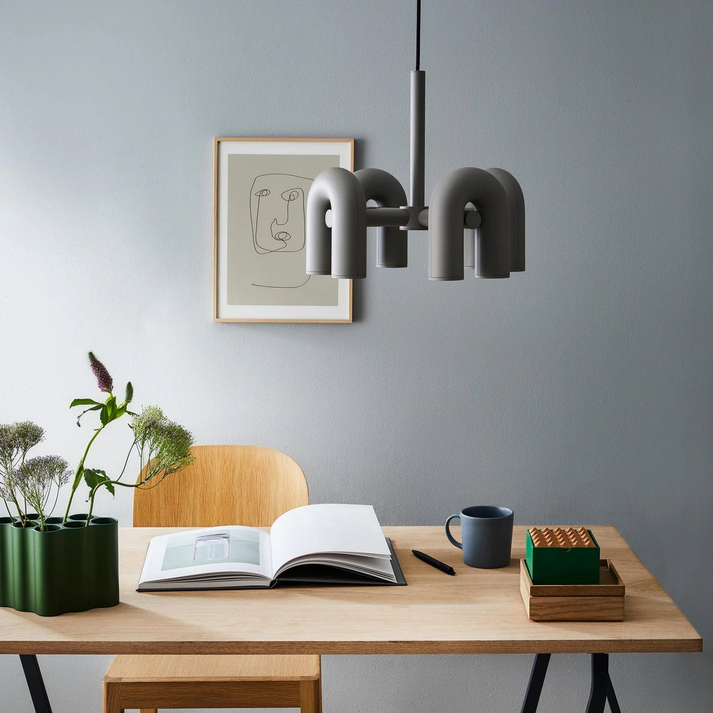 Designerska Lampa Wisząca o Rzeźbiarskiej Formie – Nowoczesne Oświetlenie