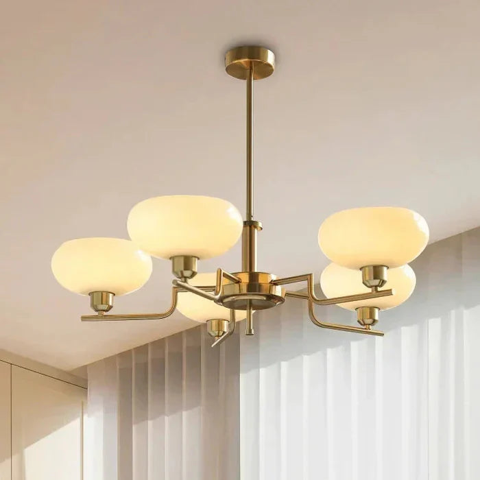 Nowoczesny Żyrandol z Kloszami z Opalowego Szkła – Elegancka Lampa Sufitowa