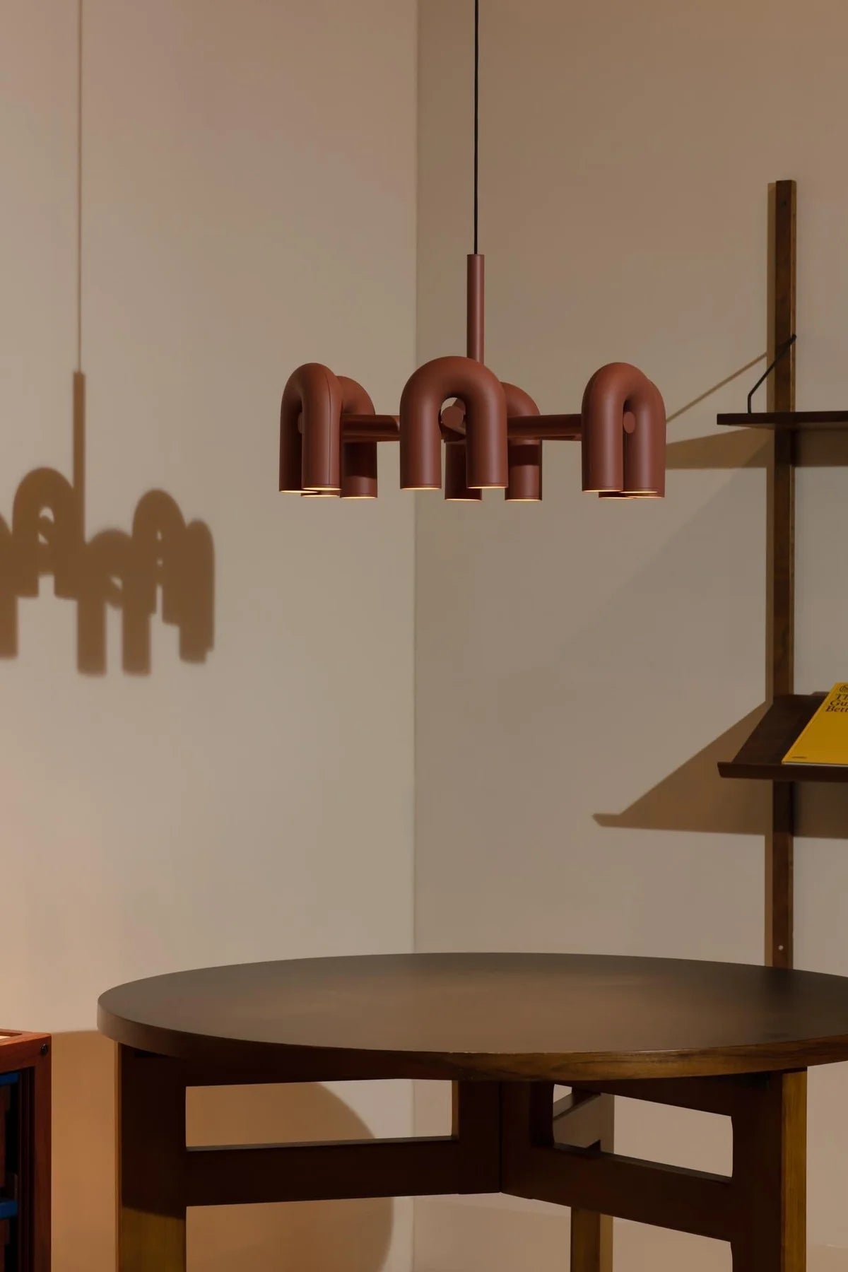 Designerska Lampa Wisząca o Rzeźbiarskiej Formie – Nowoczesne Oświetlenie