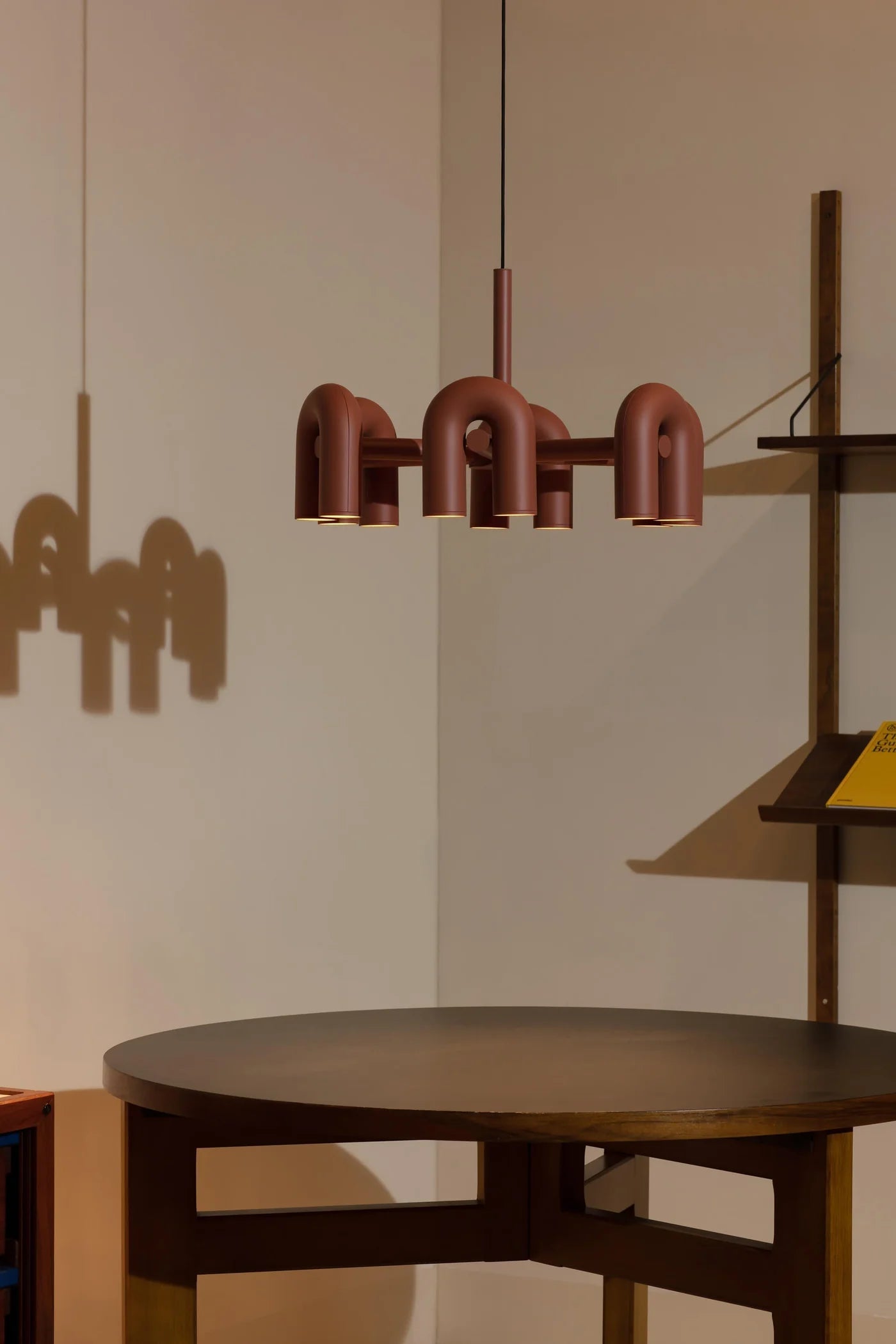 Designerska Lampa Wisząca o Rzeźbiarskiej Formie – Nowoczesne Oświetlenie