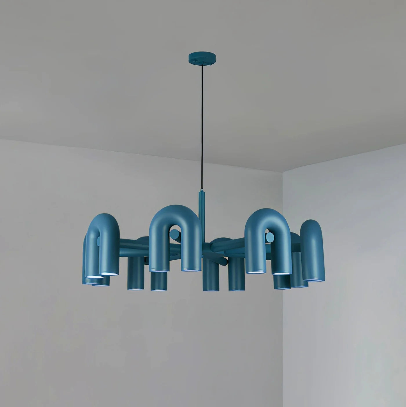 Designerska Lampa Wisząca o Rzeźbiarskiej Formie – Nowoczesne Oświetlenie