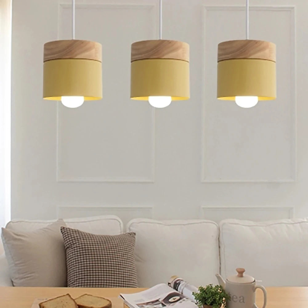 Lampa Wisząca w Stylu Skandynawskim – Metalowy Klosz z Drewnem, Minimalistyczne Oświetlenie