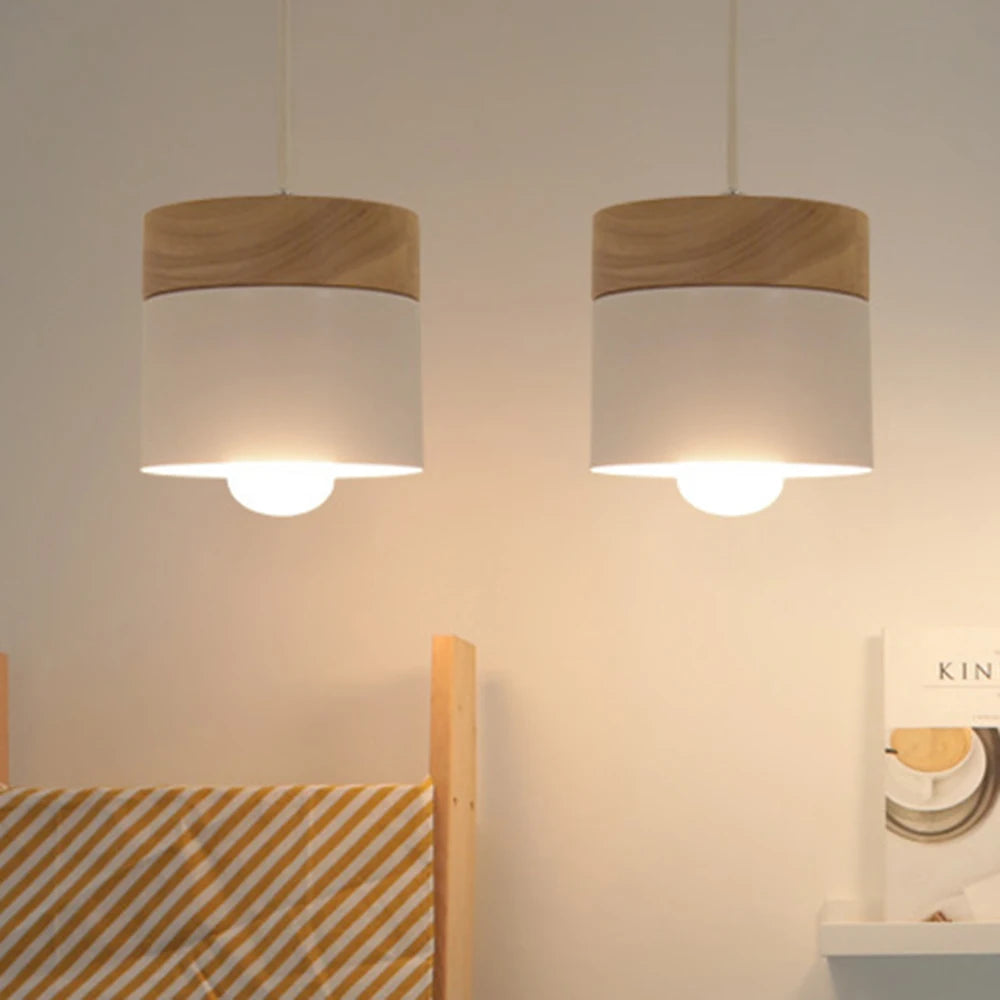Lampa Wisząca w Stylu Skandynawskim – Metalowy Klosz z Drewnem, Minimalistyczne Oświetlenie