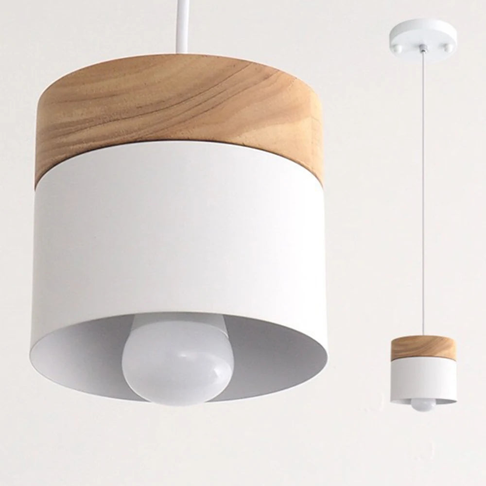 Lampa Wisząca w Stylu Skandynawskim – Metalowy Klosz z Drewnem, Minimalistyczne Oświetlenie