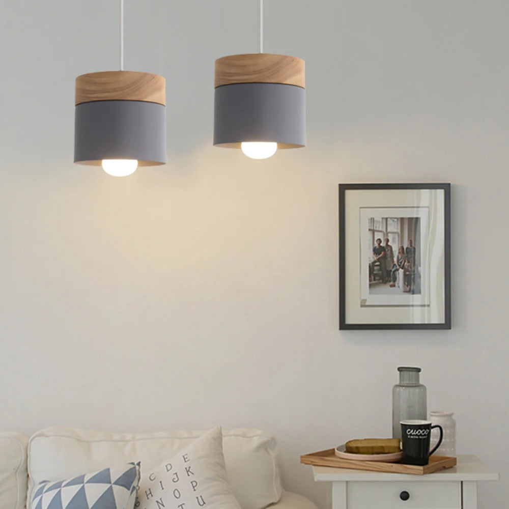 Lampa Wisząca w Stylu Skandynawskim – Metalowy Klosz z Drewnem, Minimalistyczne Oświetlenie
