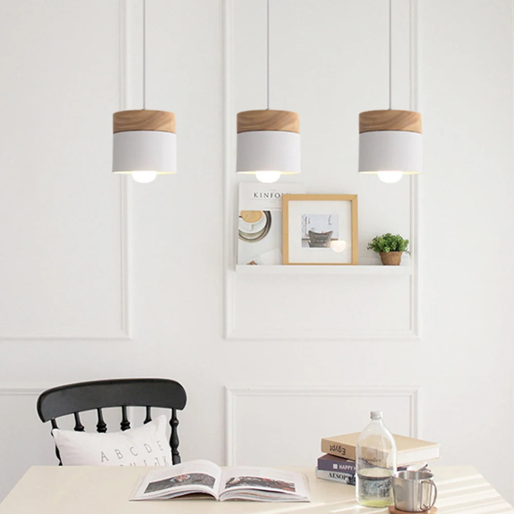 Lampa Wisząca w Stylu Skandynawskim – Metalowy Klosz z Drewnem, Minimalistyczne Oświetlenie