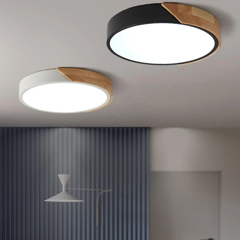 Nowoczesna lampa sufitowa LED z drewnianym akcentem