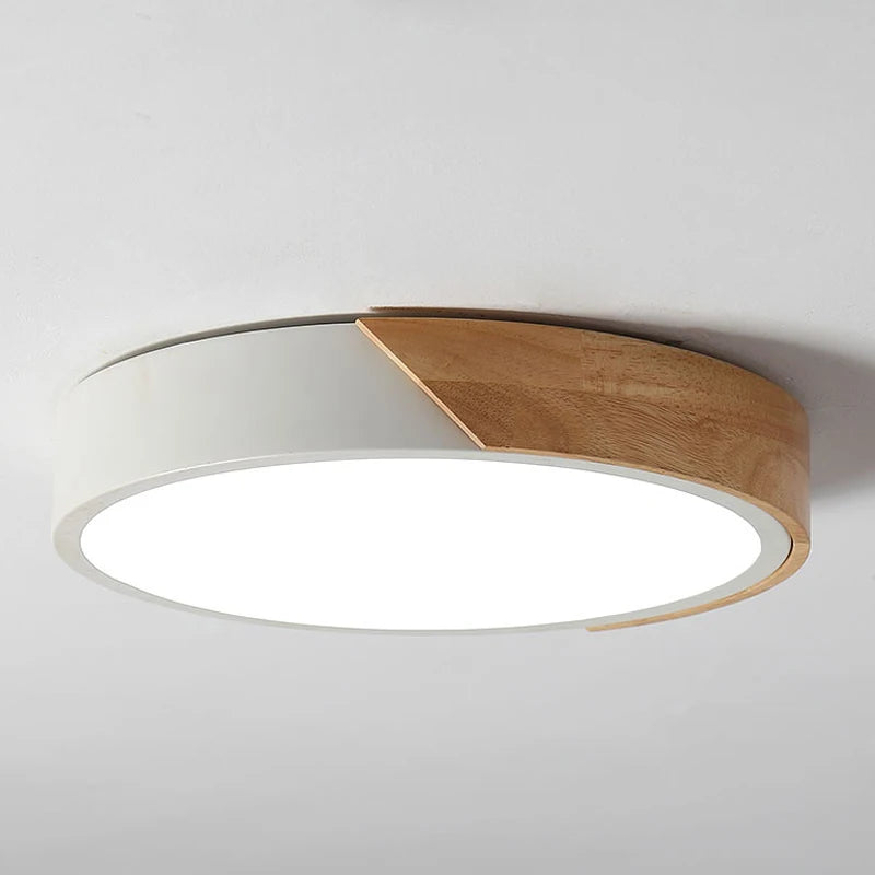 Nowoczesna lampa sufitowa LED z drewnianym akcentem