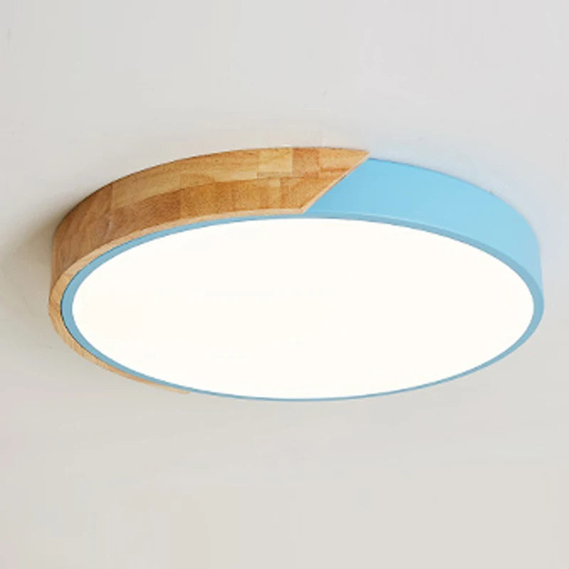 Nowoczesna lampa sufitowa LED z drewnianym akcentem