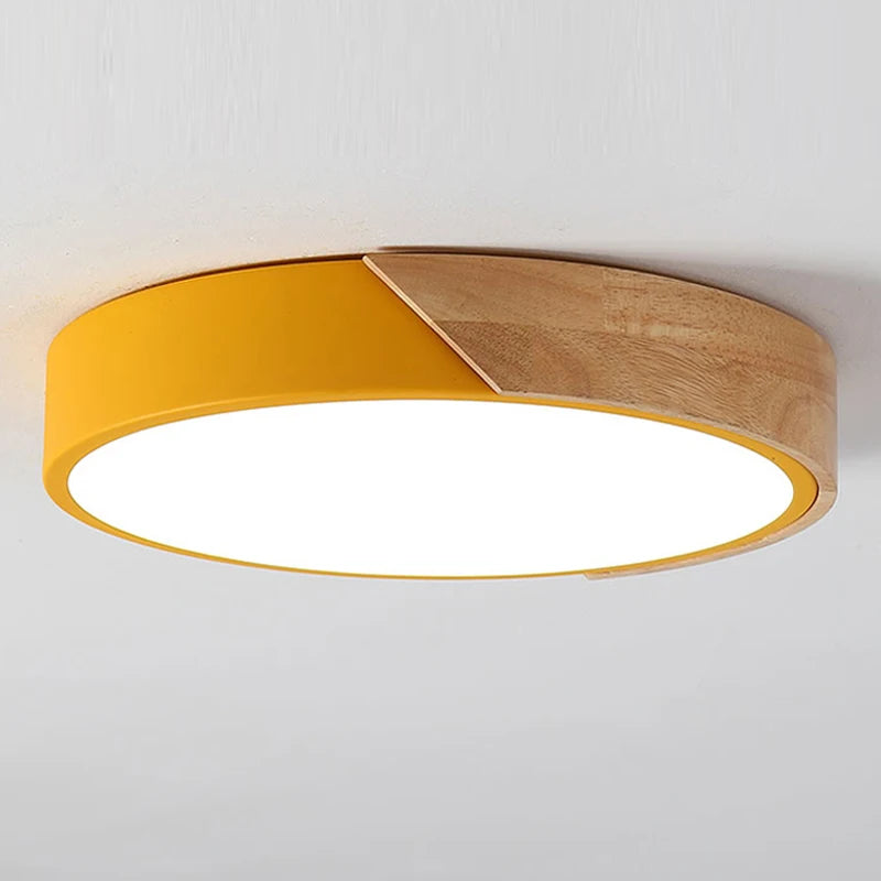 Nowoczesna lampa sufitowa LED z drewnianym akcentem