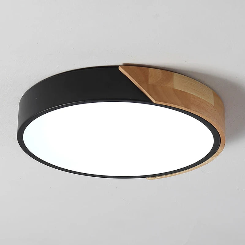 Nowoczesna lampa sufitowa LED z drewnianym akcentem