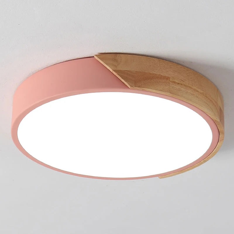 Nowoczesna lampa sufitowa LED z drewnianym akcentem