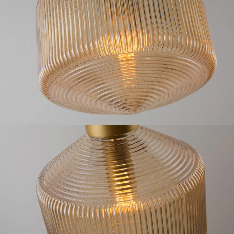 Elegancka szklana lampa wisząca z ryflowanym kloszem
