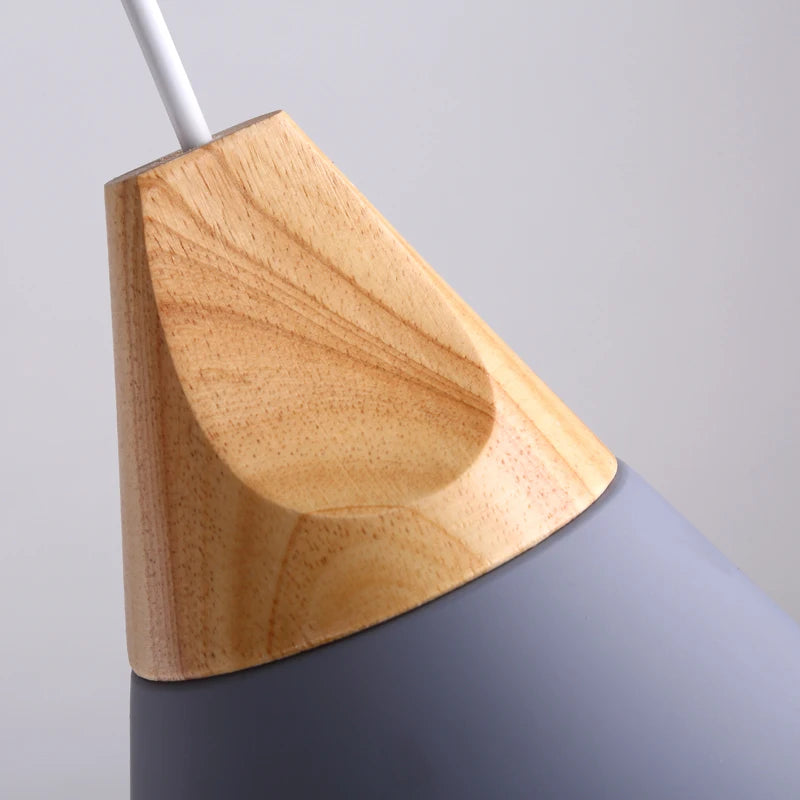 Skandynawskie lampy wiszące – kolorowe stożki z drewna i metalu