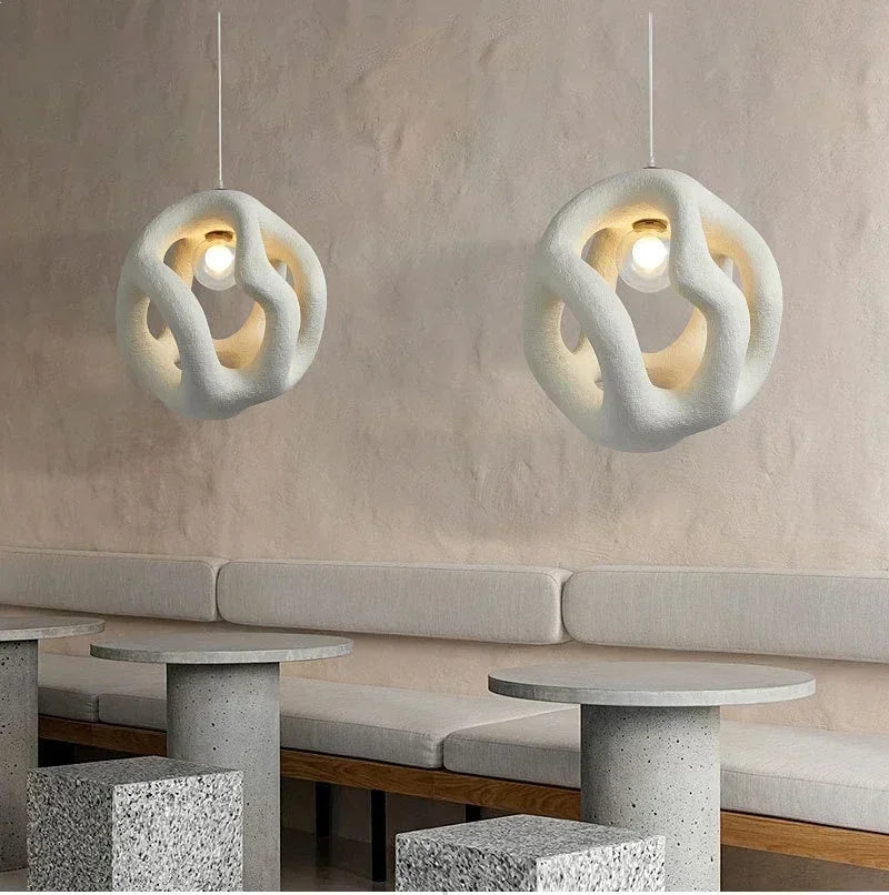 Artystyczna Lampa Wisząca z Rzeźbiarskim Kloszem