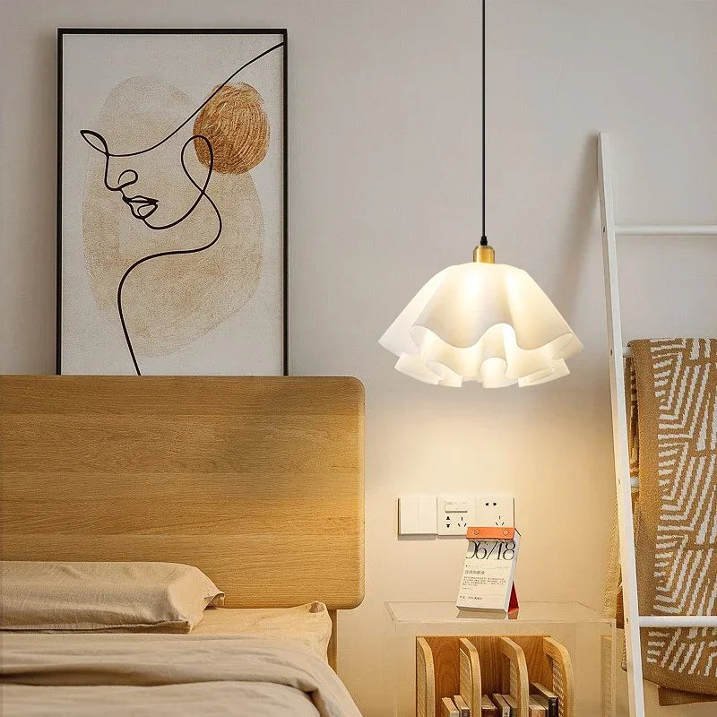 Nowoczesna lampa sufitowa z falistym kloszem z tkaniny i mosiężną bazą