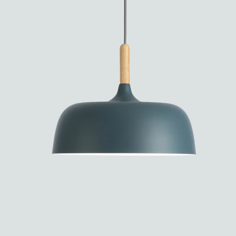 Nowoczesna metalowa lampa wisząca z drewnianym akcentem – minimalistyczny styl skandynawski