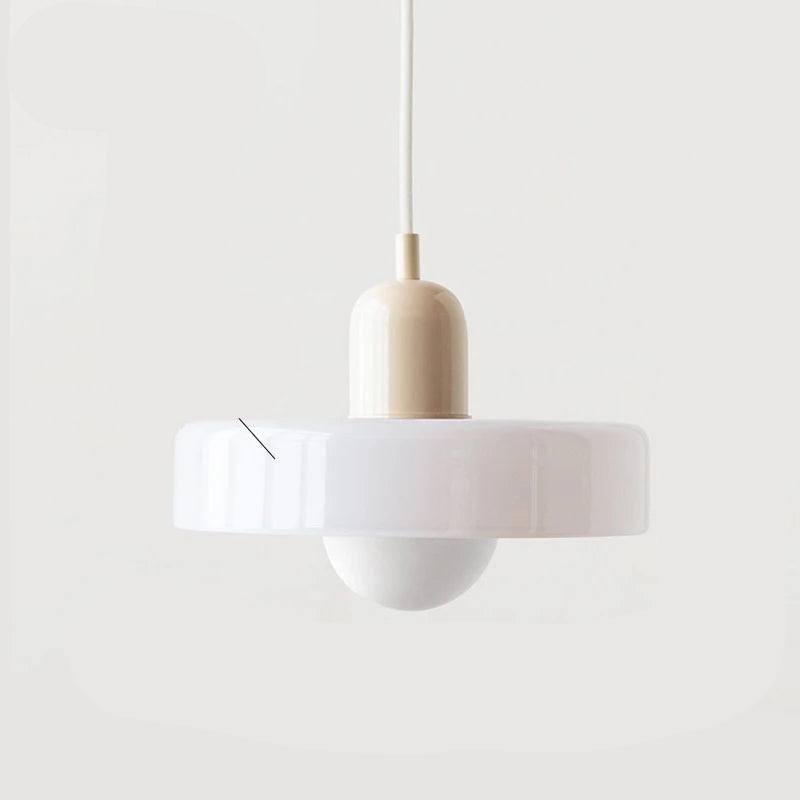 Nowoczesna lampa wisząca z kolorowym szklanym kloszem