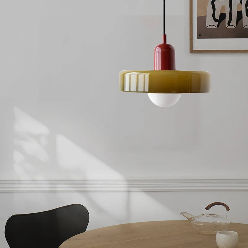 Nowoczesna lampa wisząca z kolorowym szklanym kloszem