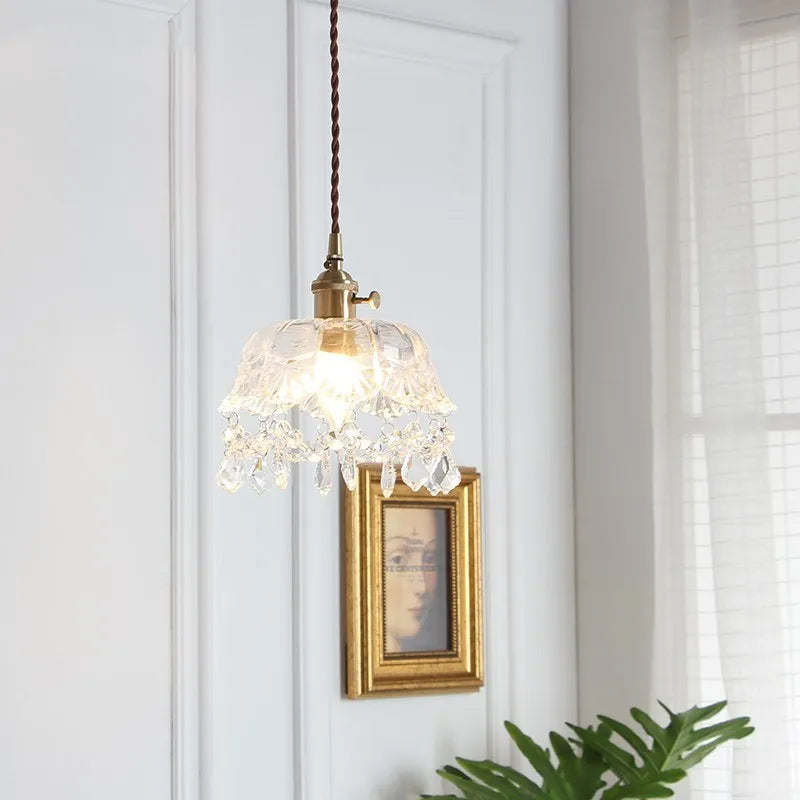 Lampa wisząca szklana retro kryształowa z mosiężnym wykończeniem