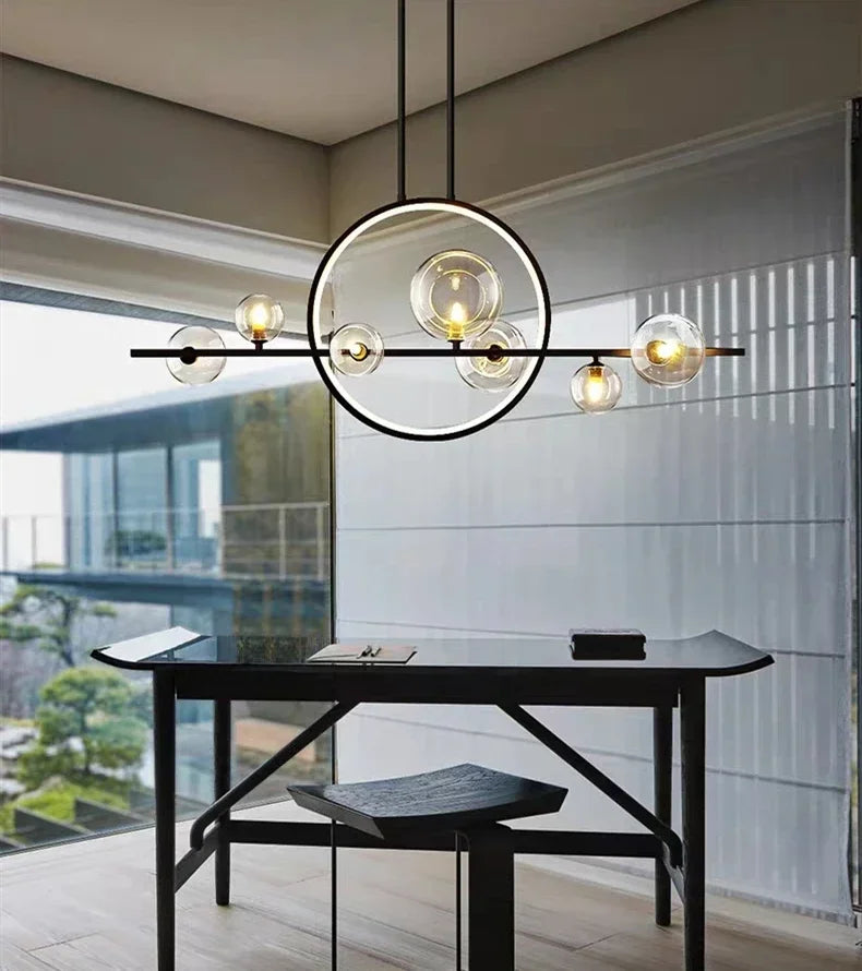Nowoczesna lampa sufitowa z kulistymi kloszami i geometrycznym pierścieniem led