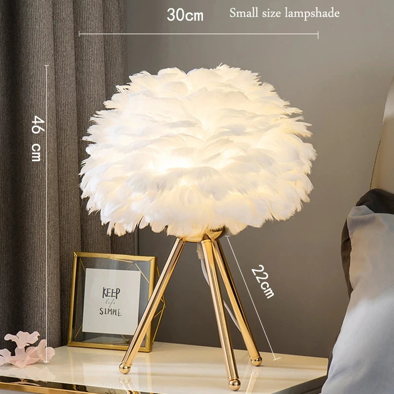 Ekskluzywna lampa stołowa z piór – Dekoracyjna lampa na trójnogu, złota podstawa
