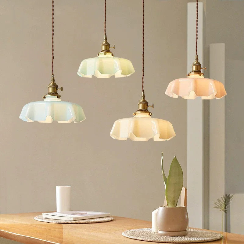 Retro lampy wiszące z kolorowymi szklanymi kloszami i mosiężnym wykończeniem