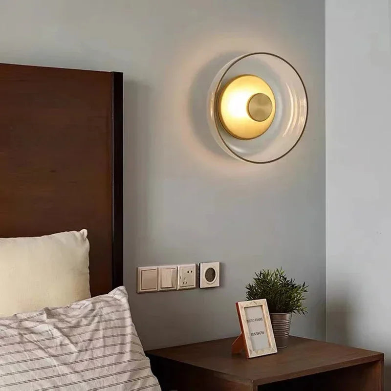 Nowoczesna kinkietowa lampa ścienna z okrągłym kloszem
