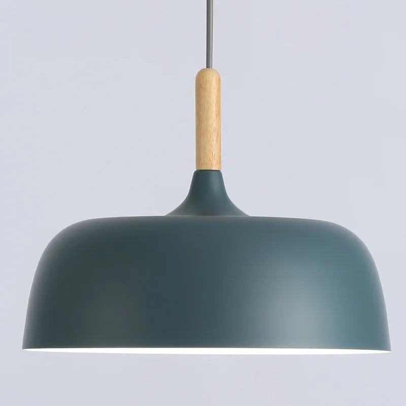 Nowoczesna metalowa lampa wisząca z drewnianym akcentem – minimalistyczny styl skandynawski