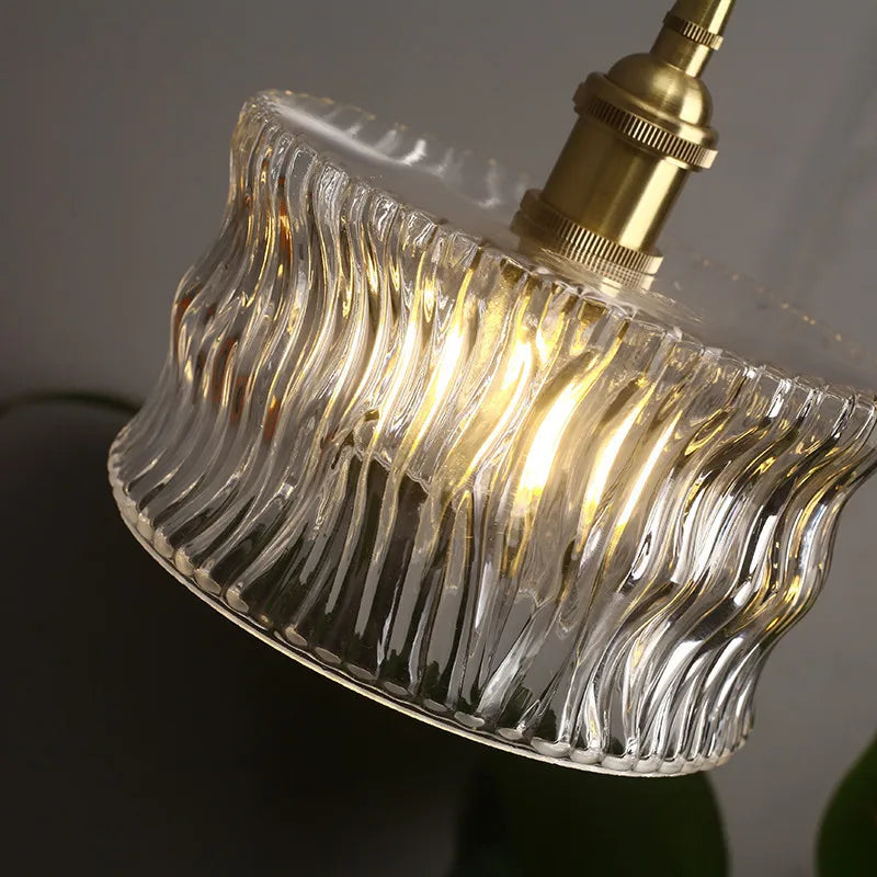 Szklana lampa wisząca w stylu vintage z ryflowanym kloszem i złotym wykończeniem
