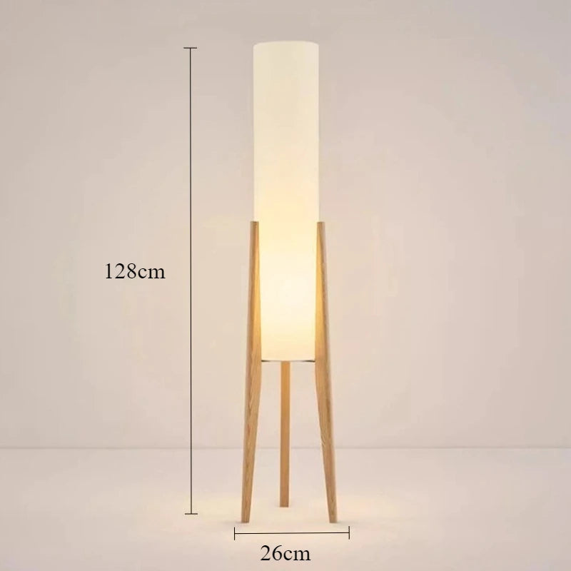 Nowoczesna lampa podłogowa z drewnianymi nogami i cylindrycznym kloszem