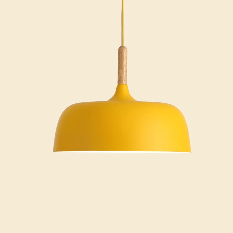 Nowoczesna metalowa lampa wisząca z drewnianym akcentem – minimalistyczny styl skandynawski