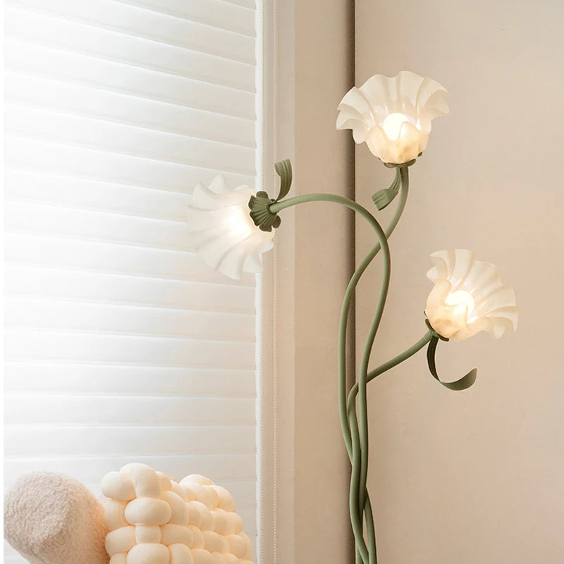 Lampa stojąca w stylu retro – podłogowa lampa kwiatowa z kloszami w kształcie lilii