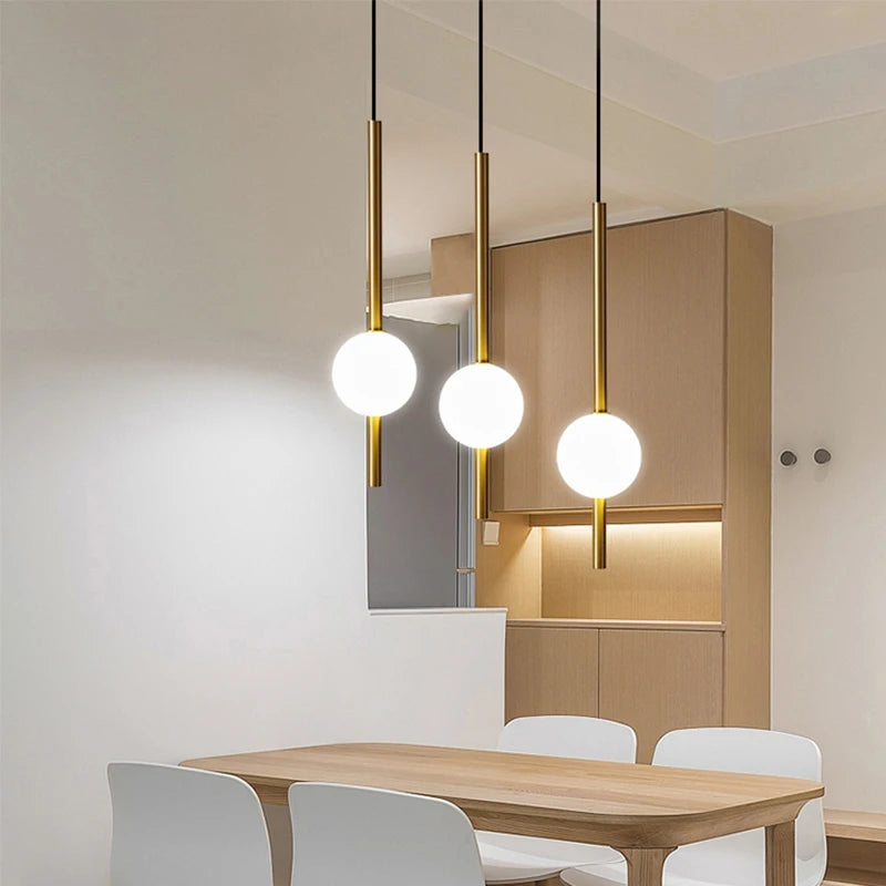 Nowoczesna złota lampa wisząca z kloszem kulistym | Minimalistyczna lampa sufitowa LED