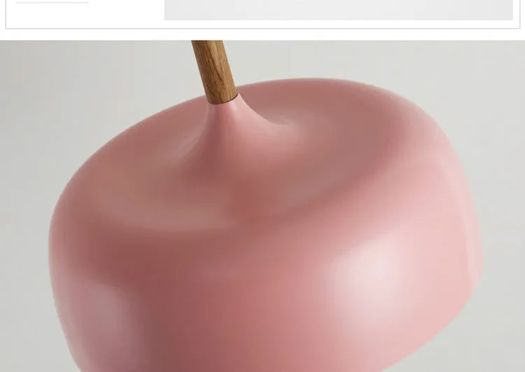 Nowoczesna metalowa lampa wisząca z drewnianym akcentem – minimalistyczny styl skandynawski