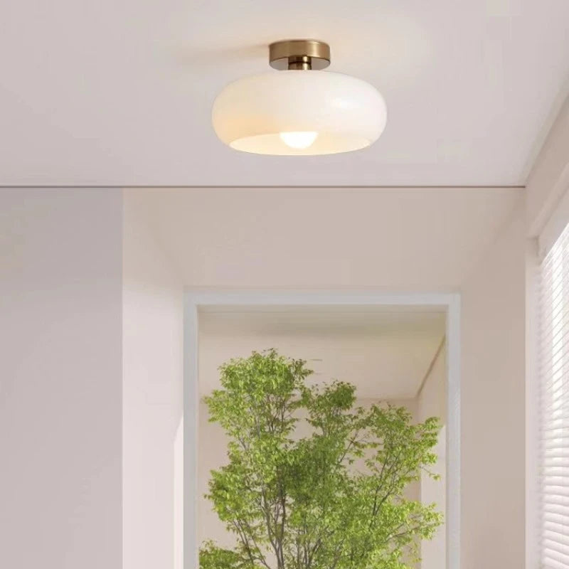 Lampa wisząca z opalizującym kloszem – elegancki akcent w stylu retro Bauhaus
