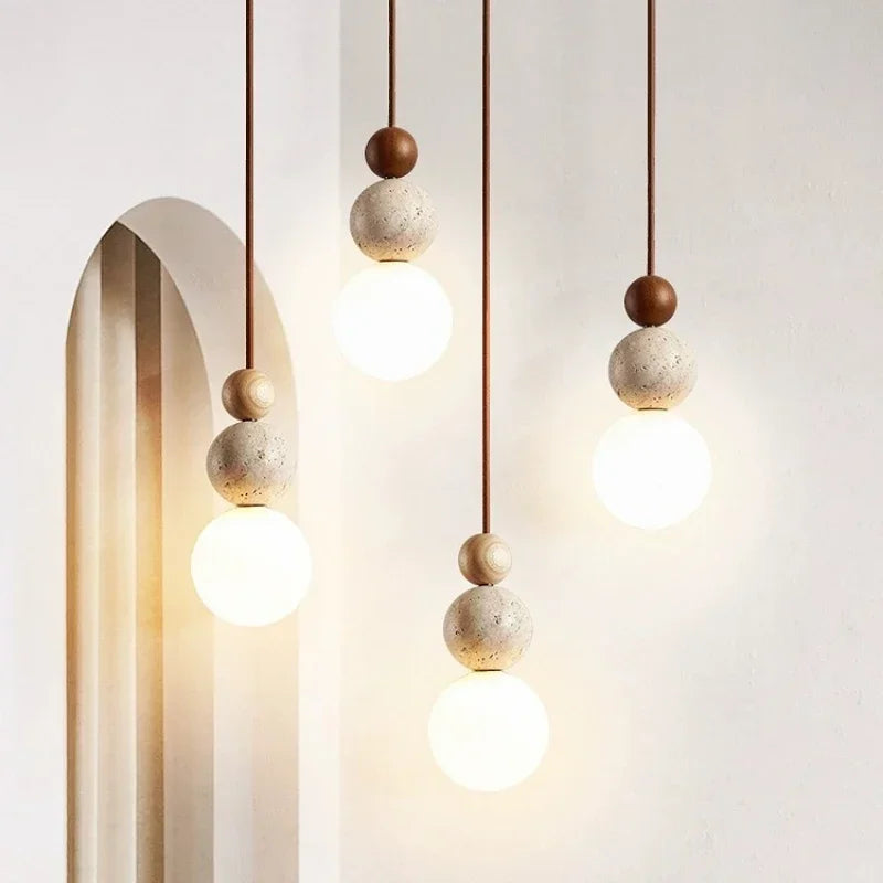Nowoczesna lampa wisząca z kulistymi detalami