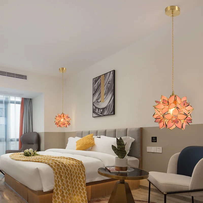 Artystyczna lampa wisząca w stylu witrażowym – kwiatowa elegancja