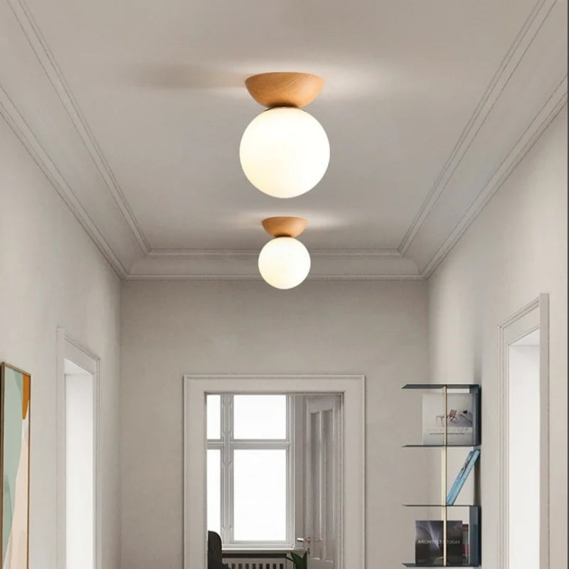 Nowoczesna lampa sufitowa w japońskim stylu z drewnianą bazą – minimalistyczna kula